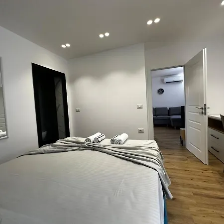 Tech, Center Apartment *